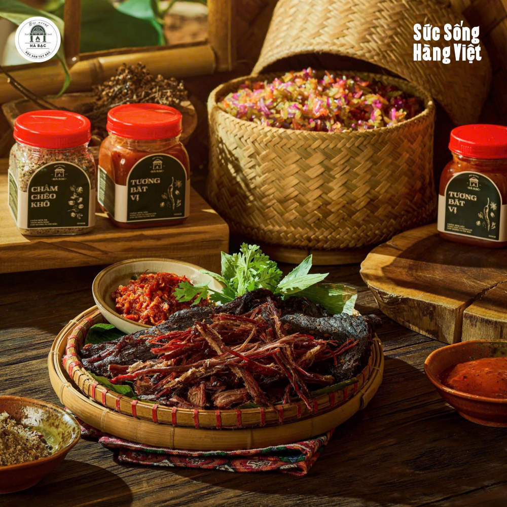Không chỉ là một phiên giới thiệu nông sản, "Điện Biên phố" - chương trình "Sức sống hàng Việt" số 9 do Cục Quản lý và Phát triển thị trường trong nước phối hợp với Trung tâm Xúc tiến Đầu tư, Thương mại và Du lịch tỉnh Điện Biên tổ chức còn mở ra hành trình khám phá những giá trị văn hóa đặc sắc của vùng đất lịch sử Tây Bắc