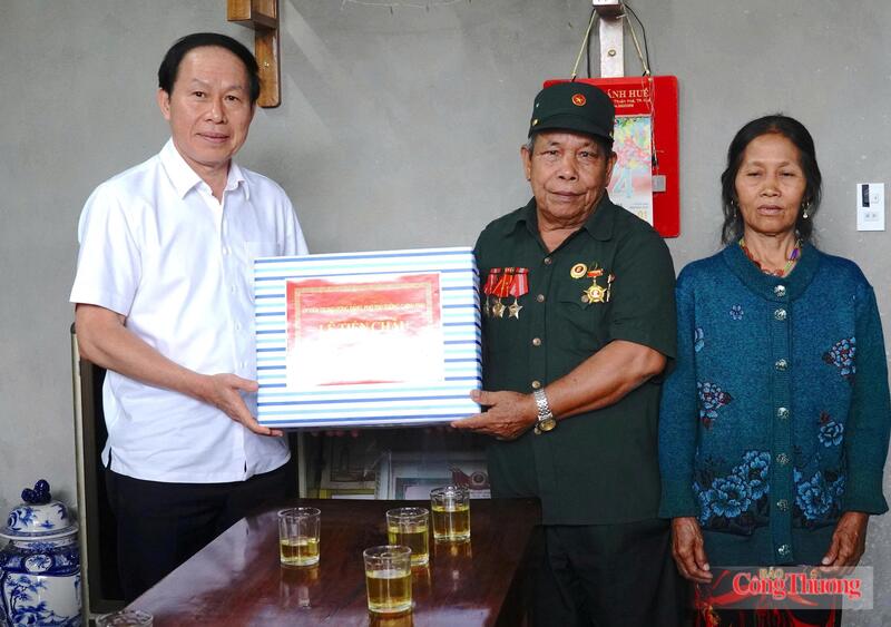 Phó Thủ tướng Chính phủ đã đến thăm, tặng quà gia đình chính sách và Anh hùng Lực lượng vũ trang nhân dân tại TP. Huế.