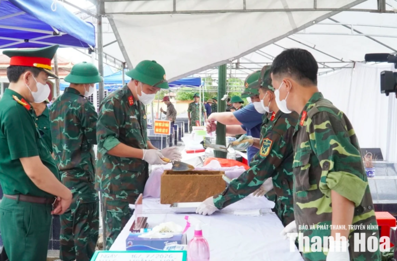 Lực chức năng tiến hành lấy mẫu hài cốt liệt sĩ để xác định danh tính. Ảnh: Hoàng Lan