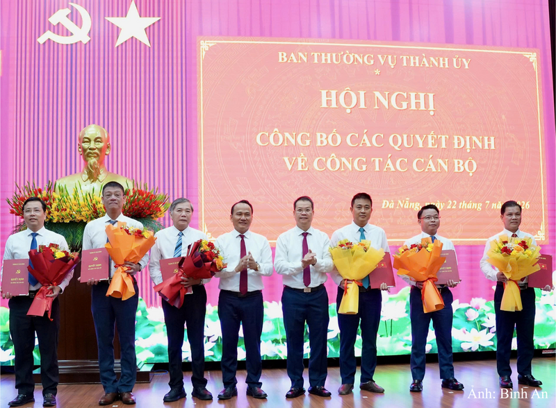 Phó Bí thư Thường trực Thành ủy Đà Nẵng Nguyễn Đình Vĩnh và Phó Bí thư Thành ủy, Chủ tịch UBND TP. Đà Nẵng Nguyễn Mạnh Hùng trao quyết định và hoa chúc mừng các cán bộ được điều động, bổ nhiệm