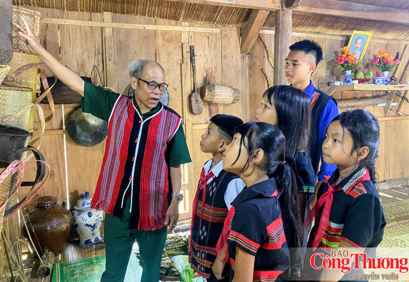 Trao truyền nét văn hoá cha ông cho thế hệ trẻ mai sau.