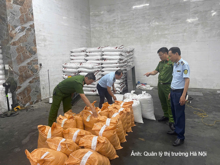 Đội Quản lý thị trường số 24 phối hợp với lực lượng Công an kiểm tra cơ sở sang bao, đóng gói đường có dấu hiệu giả mạo nguồn gốc xuất xứ tại xã Hoài Đức, Hà Nội.