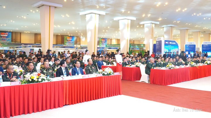 Các khách mời tham dự tại lễ khai mạc.