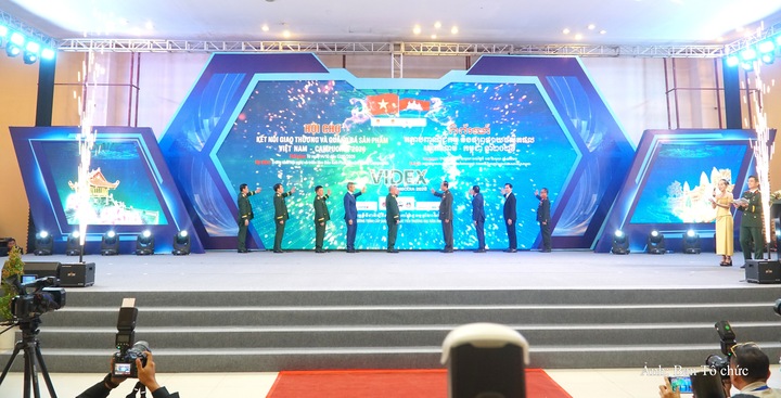 Các đại biểu thực hiện nghi thức khai mạc hội chợ.