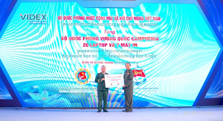 Bộ Quốc phòng Việt Nam trao tặng 20 máy tính xách tay và 7 máy in cho Bộ Quốc phòng và Bộ Thương mại Campuchia.