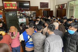 Bất chấp dịch Covid-19, khách hàng chen nhau mua vàng ngày vía Thần Tài