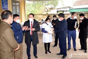 Phó Chủ tịch UBND tỉnh làm việc tại Quỳ Hợp, thăm và tặng quà các đơn vị y tế