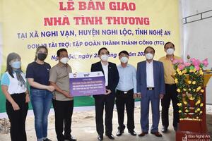 Ủy ban MTTQ Thành phố Hồ Chí Minh trao nhà tình thương cho hộ nghèo tỉnh Nghệ An