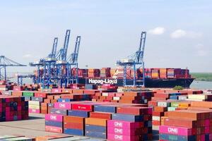 Hàng container qua cảng biển tăng mạnh