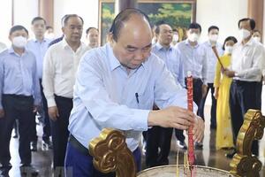 Chủ tịch nước Nguyễn Xuân Phúc dâng hương tưởng niệm cụ Phó bảng Nguyễn Sinh Sắc