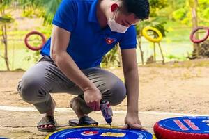 Thanh niên miền núi dùng lốp xe làm biển cảnh báo đuối nước