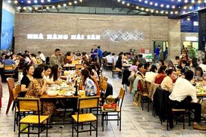 Du lịch mới bắt đầu vào mùa, thương lái đã phải 'săn' hải sản tận bến