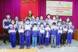 Trao tặng học bổng và quà cho học sinh có hoàn cảnh khó khăn huyện Nghĩa Đàn và Nam Đàn