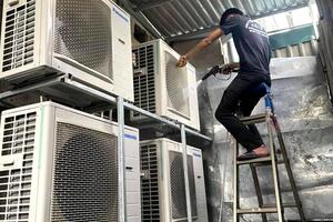 Mùa ‘chạy sô’ của thợ điện lạnh