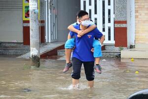 Người dân Cần Thơ “bì bõm” ngày đầu tuần