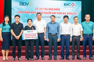 BIC trao 3,8 tỷ đồng bảo hiểm cho khách hàng vay vốn tại BIDV Hà Tĩnh