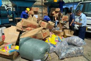 TP. Hồ Chí Minh: Cận cảnh tiêu hủy 18.000 sản phẩm và gần 800kg thực phẩm vi phạm