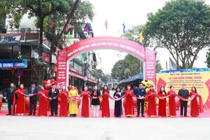 Gắn biển “Tuyến phố văn minh thương mại, đảm bảo ATTP” quanh Phủ Tây Hồ