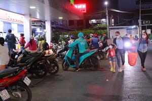 TP Hồ Chí Minh: Bến xe tấp nập người dân về quê ăn Tết