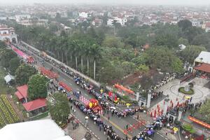 Hình ảnh rước kiệu ấn tượng trong Lễ hội đền Hai Bà Trưng năm 2024
