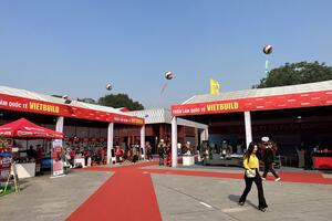 Đông đảo người dân đến tham quan Triển lãm Vietbuild 2024
