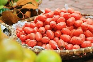 Mùa nhót chín về trên phố