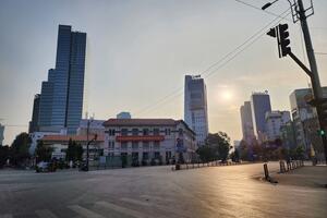 Thành phố Hồ Chí Minh tiết trời “đỏng đảnh”, các tuyến đường hoa nở rực rỡ