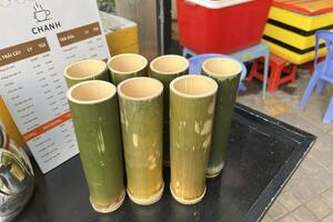 Độc đáo thức uống đựng trong ống tre
