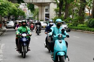 Tài xế công nghệ chật vật mưu sinh giữa thời tiết nắng nóng
