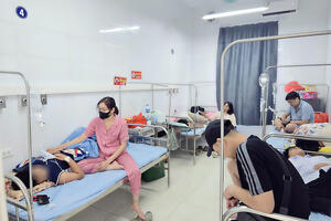 Nguy cơ ngộ độc thực phẩm quanh cổng trường học