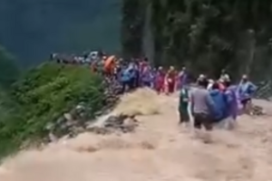 Đèo Mã Pì Lèng cuồn cuộn nước lũ đổ về, người dân sẵn sàng giúp nhau