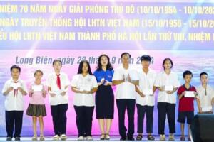 Livestream bán hàng, tặng quà, hiến máu… mừng ngày hội lớn