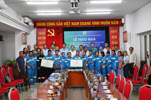 Trao hỗ trợ cho công nhân môi trường bị ảnh hưởng bởi bão Yagi