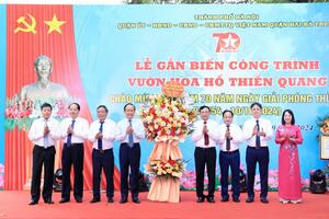 Quận Hai Bà Trưng gắn biển công trình vườn hoa hồ Thiền Quang
