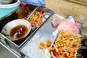 Cảnh báo an toàn thực phẩm trước cổng trường học