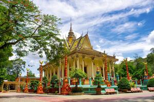 Độc đáo những tác phẩm điêu khắc trên gỗ tại Chùa Hang tỉnh Trà Vinh