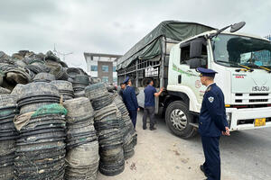 Quảng Ninh: thu giữ hàng nghìn lồng nhựa nuôi trồng thủy sản trái phép