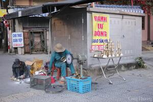 Đà Nẵng: Kiếm tiền triệu nhờ đánh bóng lư đồng dịp cận Tết