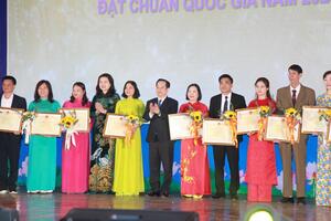 Hà Nội trao bằng chứng nhận 412 trường đạt chuẩn quốc gia