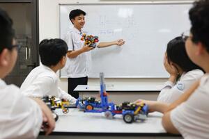 Học sinh Hà Nội chế tạo robot thông minh dạy học lập trình