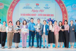 Gần 1.000 bạn trẻ được tư vấn hướng nghiệp