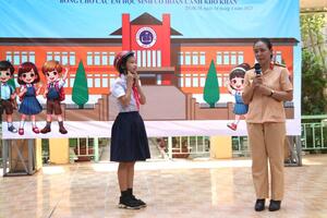 Trao học bổng cho học sinh có hoàn cảnh khó khăn