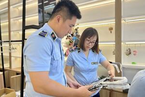 Hàng giả bán tràn lan trên tuyến phố du lịch Đà Nẵng