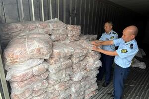 Lào Cai thu giữ hơn 1,5 tấn chân gà không rõ nguồn gốc