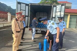 Lạng Sơn: Tạm giữ 55 bình khí cười không rõ nguồn gốc