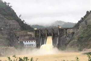 Nhiều thủy điện, hồ chứa ở Hà Tĩnh xả tràn ứng phó bão số 1