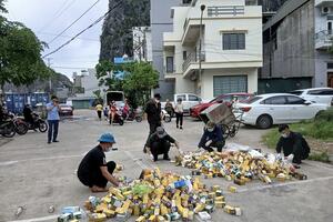 Quảng Ninh: Hàng ngàn hộp thực phẩm chức năng bị bỏ tại điểm tập kết rác