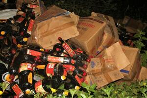 Quảng Nam: Phát hiện hơn 1.000 chai nước mắm vứt bỏ bên lề đường