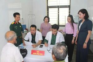 Cấp phát thuốc và tặng quà cho 200 đối tượng chính sách