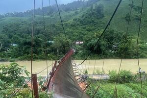 Điện Biên: Cầu treo Pa Thơm lật nghiêng, xe bán tải rơi xuống sông